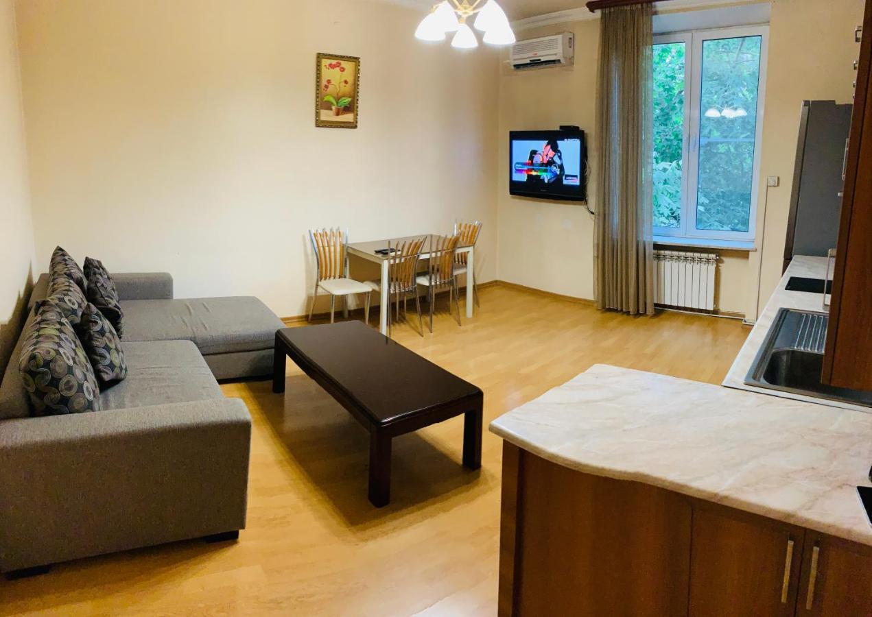 City Center Apartment On Sayat Nova Street Erevan Esterno foto