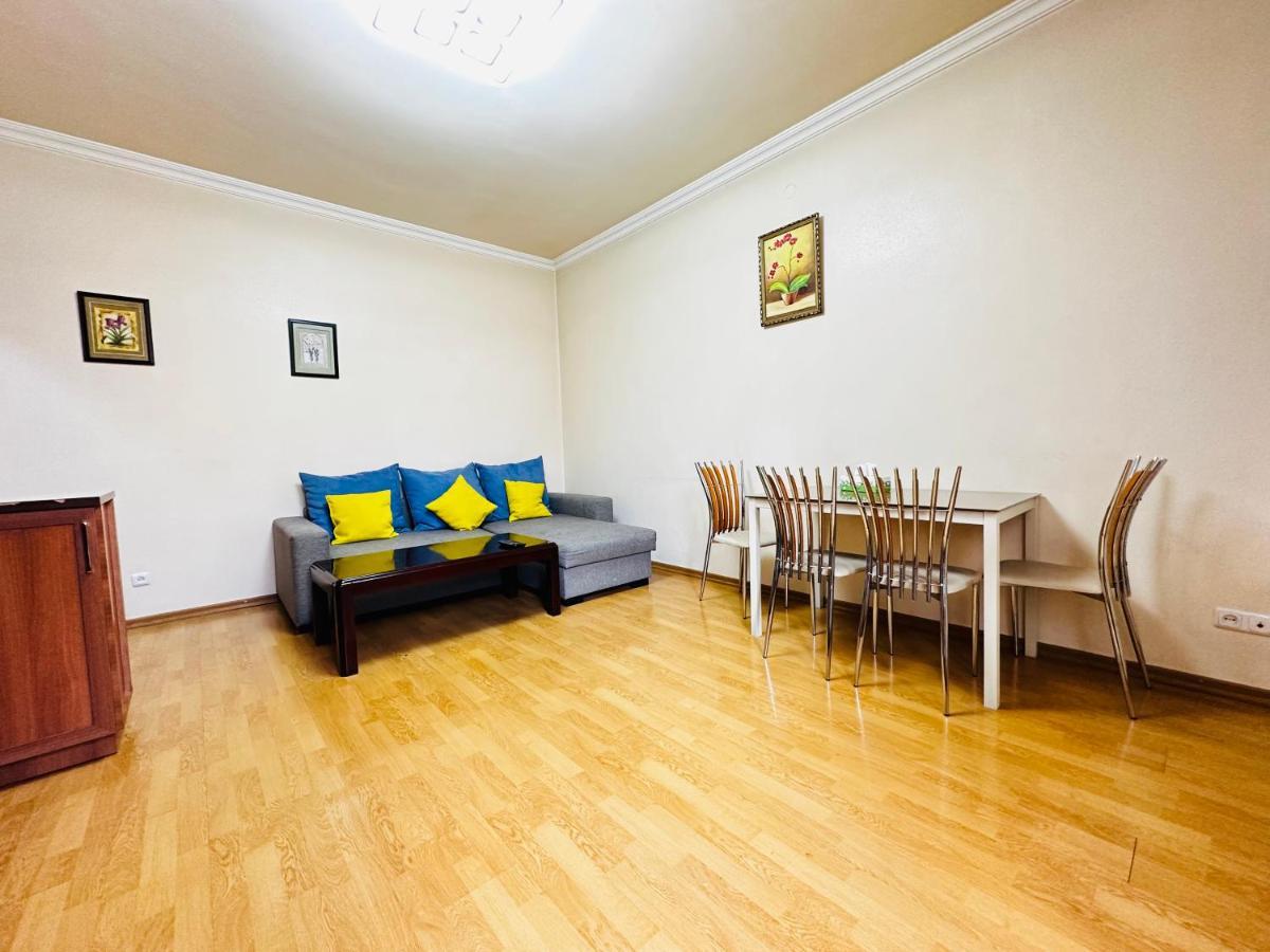 City Center Apartment On Sayat Nova Street Erevan Esterno foto